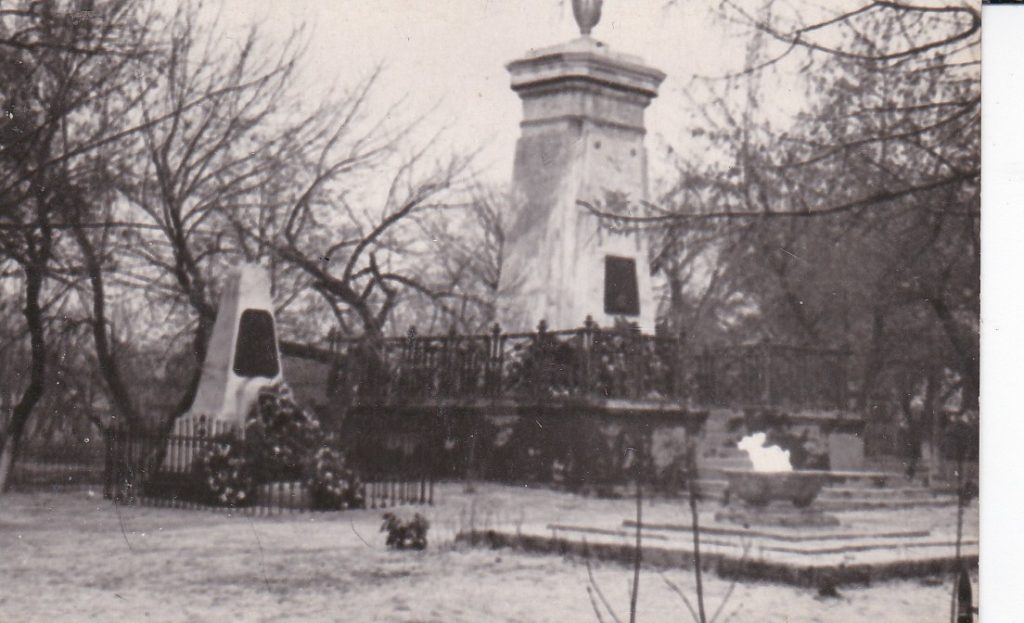 СТАРОБЕЛЬСК, ПАРК, ПАМЯТНИК БОРЦАМ РЕВОЛЮЦИИ